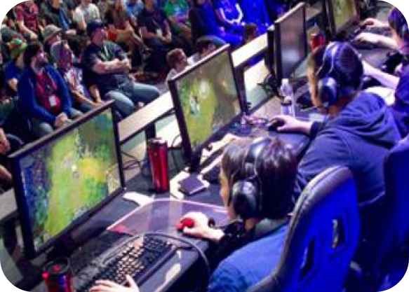 esports spelers tijdens toernooi match achter computers