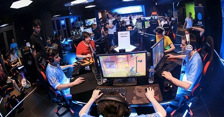 groep gamers speelt multiplayer wedstrijd in gaming ruimte
