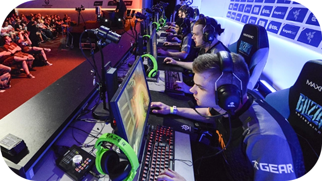 esports team speelt op podium tijdens competitie met publiek